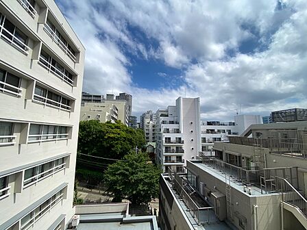 陽当たり・通風・開放感に恵まれた環境です。