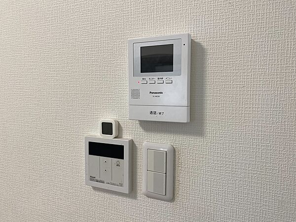 誰が来てもわかる様にモニター付きインターホンを設置。