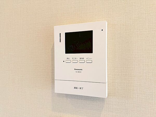 誰が来てもわかる様にモニター付きインターホンを設置。