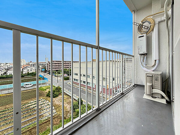 朝の澄んだ空気や、夕方に吹く清々しい風を感じられるバルコニー。