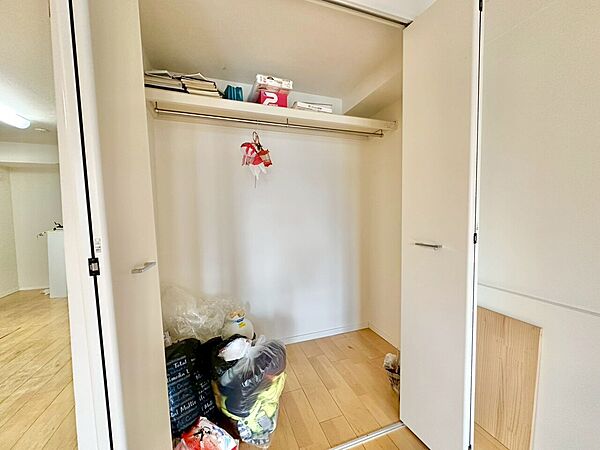 収納スペースが付いていて、お部屋を広く使っていただけます。
