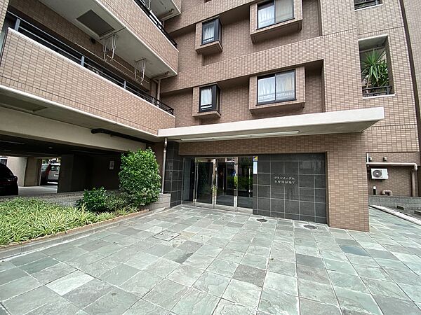 上質感漂う玄関アプローチです。
