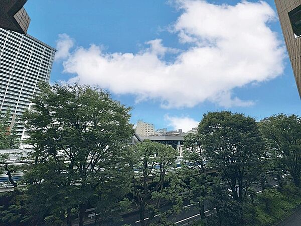 陽当たり・通風・開放感に恵まれた環境です。