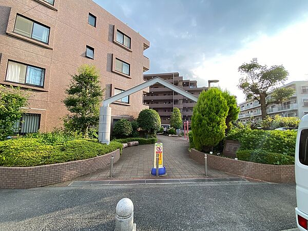 上質感漂う玄関アプローチです。