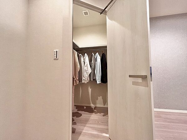家電やスーツケース、ストック品など何でも片付く嬉しい空間です。