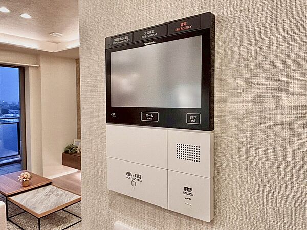 誰が来てもわかる様にモニター付きインターホンを設置。