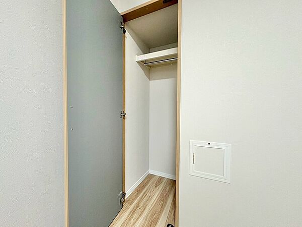 家電やスーツケース、ストック品など何でも片付く嬉しい空間です。