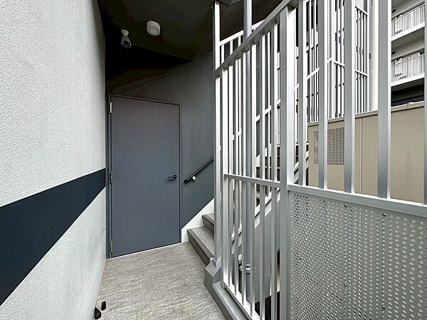 共用部の階段です。明るく清潔に管理されています。