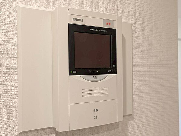 誰が来てもわかる様にモニター付きインターホンを設置。