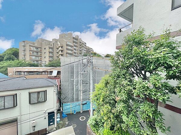 陽当たり・通風・開放感に恵まれた環境です。
