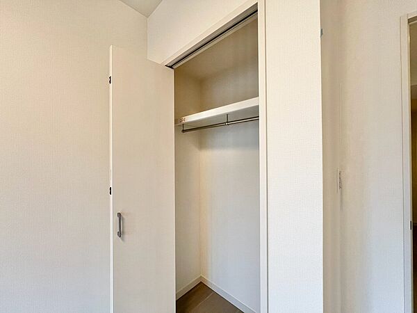 家電やスーツケース、ストック品など何でも片付く嬉しい空間です。