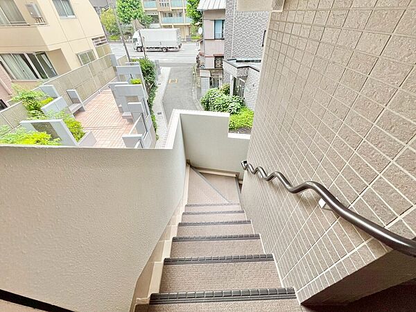 共用部の階段です。明るく清潔に管理されています。