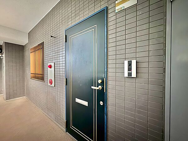 清潔感のある落ち着いた雰囲気の玄関です。