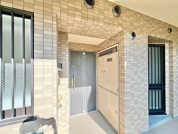 清潔感のある落ち着いた雰囲気の玄関です。