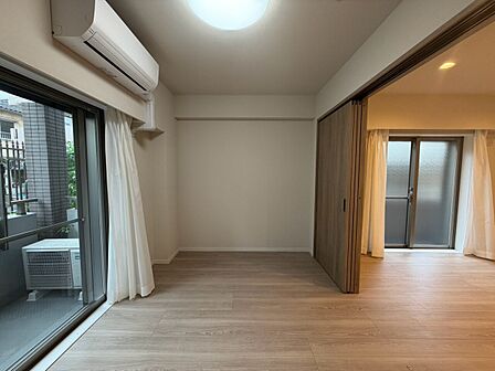 清かで艶やかな時間をもたらしてくれる室内です。