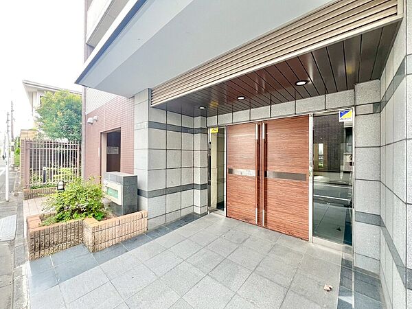 上質感漂う玄関アプローチです。