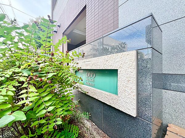 スタイリッシュなエンブレム。お洒落なマンションは入り口から。