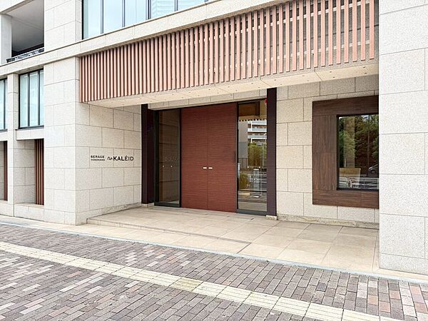 上質感漂う玄関アプローチです。