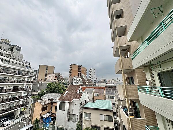 陽当たり・通風・開放感に恵まれた環境です。