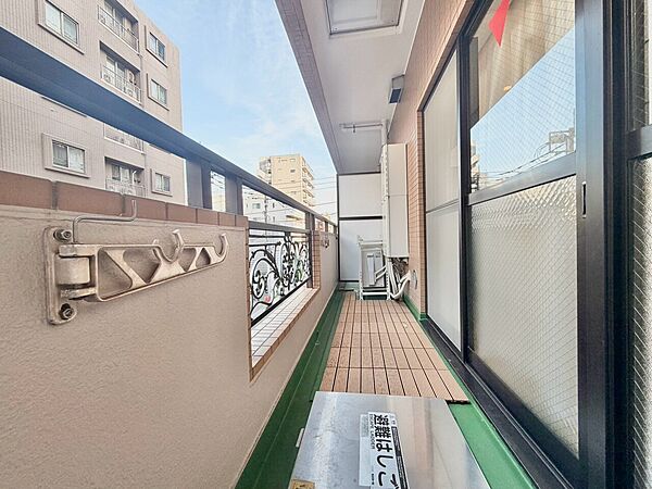 朝の澄んだ空気や、夕方に吹く清々しい風を感じられるバルコニー。