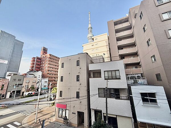 陽当たり・通風・開放感に恵まれた環境です。