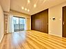 室内：通風・採光に優れ、心地よい光と風が溢れています。