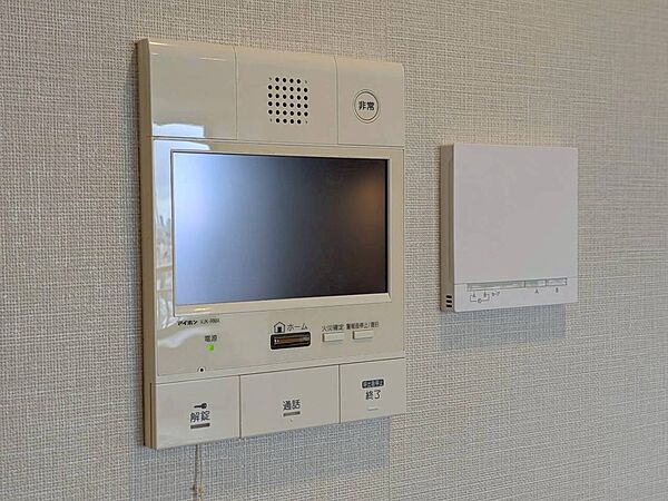 誰が来てもわかる様にモニター付きインターホンを設置。