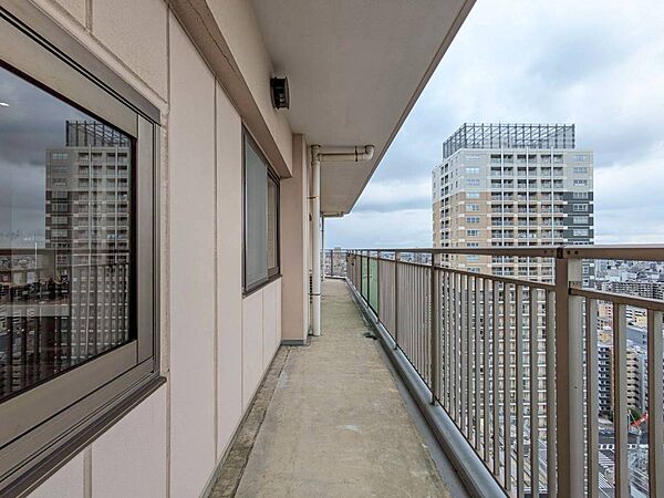 朝の澄んだ空気や、夕方に吹く清々しい風を感じられるバルコニー。