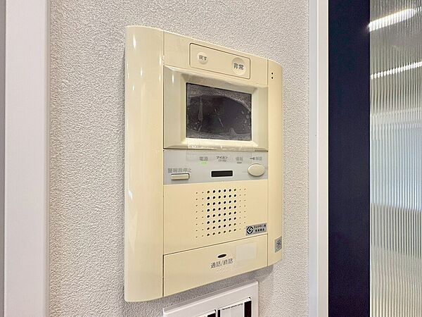誰が来てもわかる様にモニター付きインターホンを設置。
