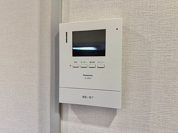 誰が来てもわかる様にモニター付きインターホンを設置。