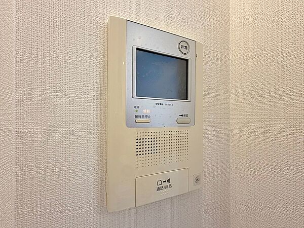誰が来てもわかる様にモニター付きインターホンを設置。