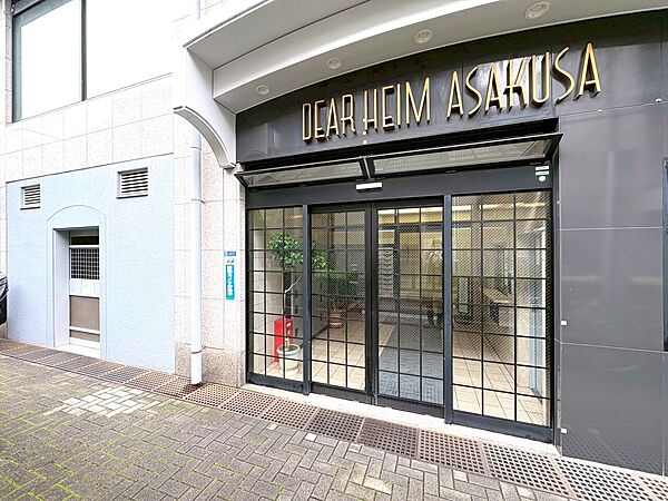 上質感漂う玄関アプローチです。