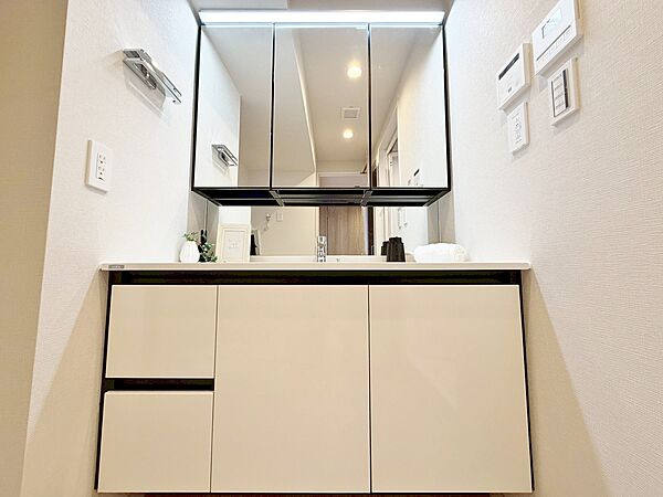 清潔感を感じられる洗面化粧台。