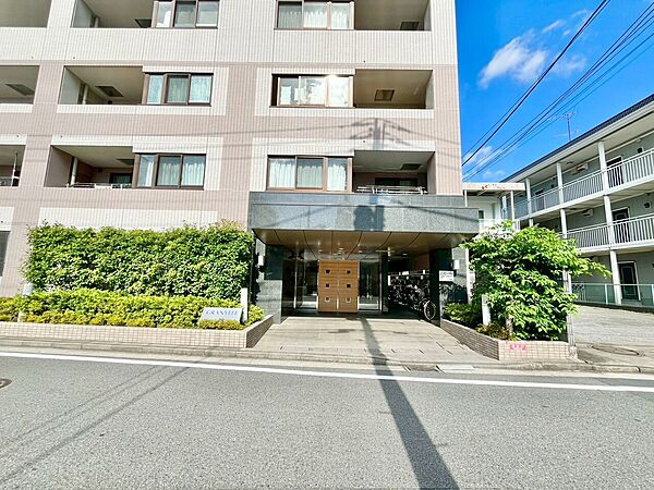 上質感漂う玄関アプローチです。