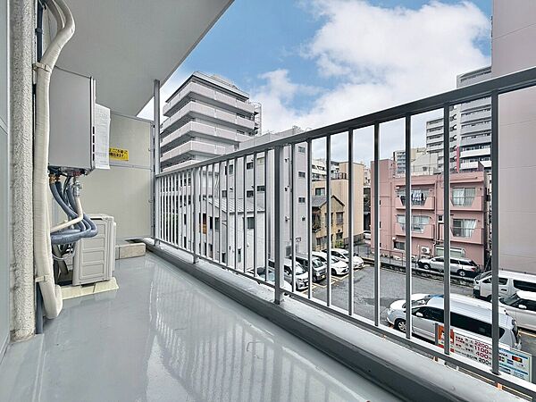 朝の澄んだ空気や、夕方に吹く清々しい風を感じられるバルコニー。