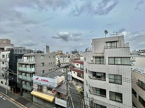 陽当たり・通風・開放感に恵まれた環境です。