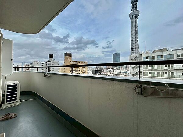 朝の澄んだ空気や、夕方に吹く清々しい風を感じられるバルコニー。