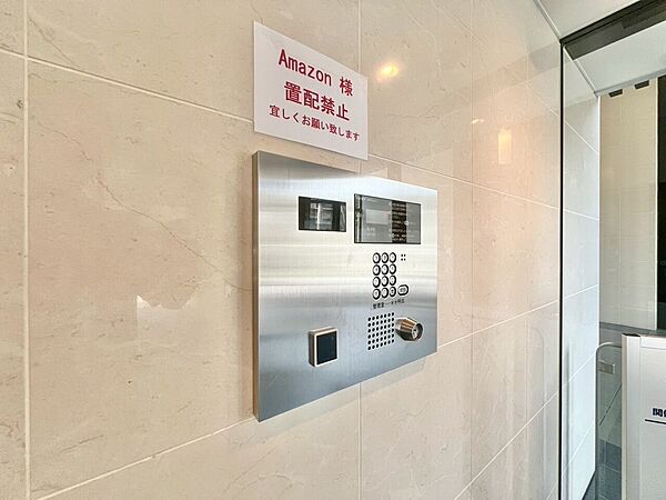 誰が来てもわかる様にモニター付きインターホンを設置。