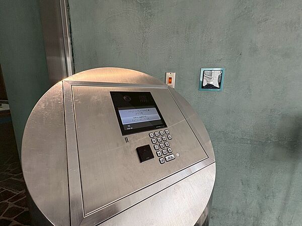 誰が来てもわかる様にモニター付きインターホンを設置。