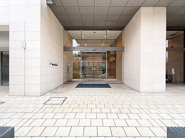 上質感漂う玄関アプローチです。