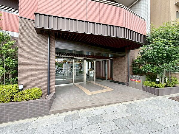 上質感漂う玄関アプローチです。