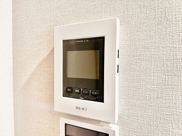 誰が来てもわかる様にモニター付きインターホンを設置。