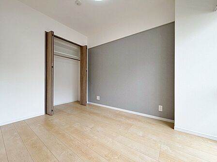 清かで艶やかな時間をもたらしてくれる室内です。