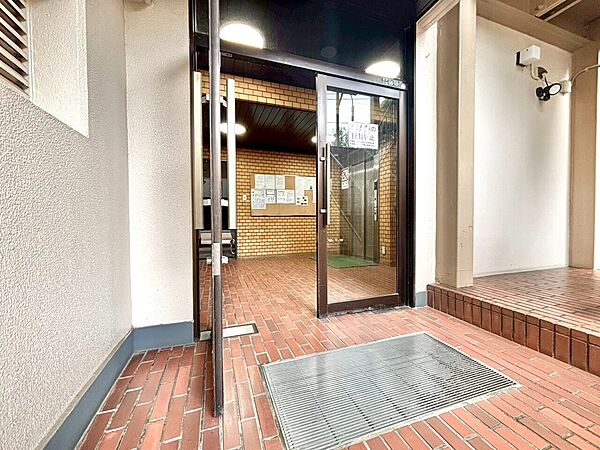 上質感漂う玄関アプローチです。