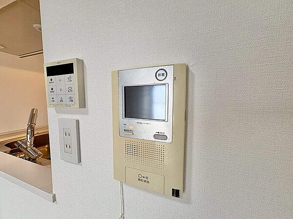 誰が来てもわかる様にモニター付きインターホンを設置。