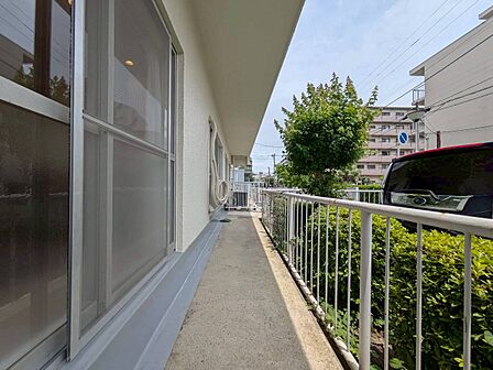 朝の澄んだ空気や、夕方に吹く清々しい風を感じられるバルコニー。