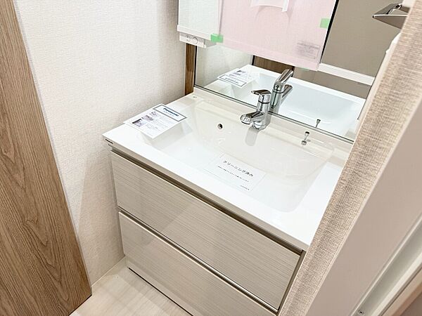 清潔感を感じられる洗面化粧台。