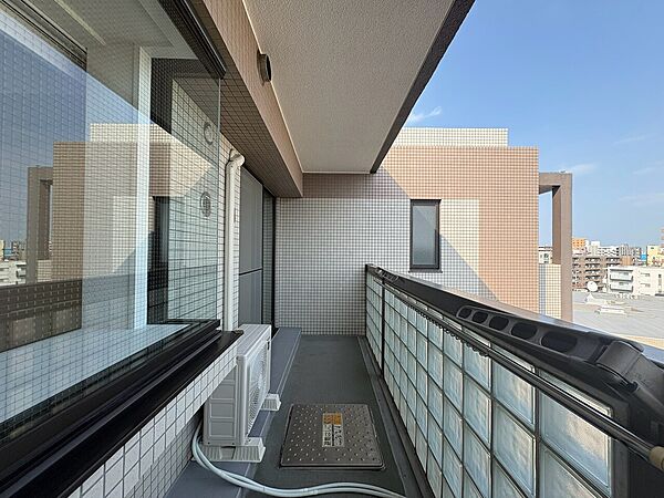 朝の澄んだ空気や、夕方に吹く清々しい風を感じられるバルコニー。
