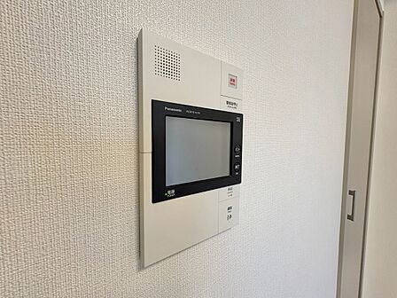 誰が来てもわかる様にモニター付きインターホンを設置。