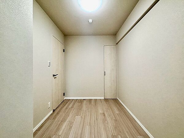 清かで艶やかな時間をもたらしてくれる室内です。